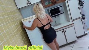 ines ventura vai na lavanderia e o caseiro fica espionando ela. ai ela vai para a cozinha e ele vai atras ele ficou com muito tesao pela a dona da casa mais ela acaba dando oara ele