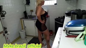 ines ventura vai na lavanderia e o caseiro fica espionando ela. ai ela vai para a cozinha e ele vai atras ele ficou com muito tesao pela a dona da casa mais ela acaba dando oara ele