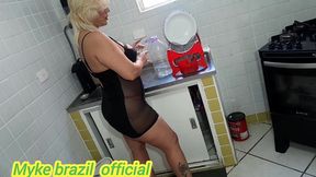 ines ventura vai na lavanderia e o caseiro fica espionando ela. ai ela vai para a cozinha e ele vai atras ele ficou com muito tesao pela a dona da casa mais ela acaba dando oara ele