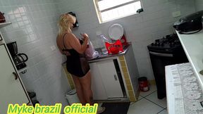 ines ventura vai na lavanderia e o caseiro fica espionando ela. ai ela vai para a cozinha e ele vai atras ele ficou com muito tesao pela a dona da casa mais ela acaba dando oara ele