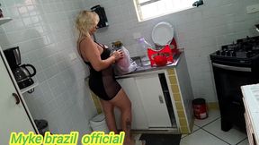 ines ventura vai na lavanderia e o caseiro fica espionando ela. ai ela vai para a cozinha e ele vai atras ele ficou com muito tesao pela a dona da casa mais ela acaba dando oara ele