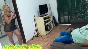 ines ventura vai na lavanderia e o caseiro fica espionando ela. ai ela vai para a cozinha e ele vai atras ele ficou com muito tesao pela a dona da casa mais ela acaba dando oara ele