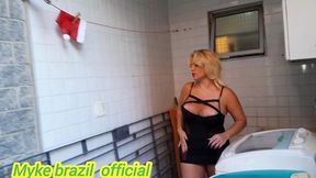 ines ventura vai na lavanderia e o caseiro fica espionando ela. ai ela vai para a cozinha e ele vai atras ele ficou com muito tesao pela a dona da casa mais ela acaba dando oara ele