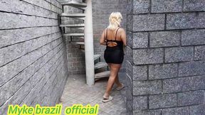 ines ventura vai na lavanderia e o caseiro fica espionando ela. ai ela vai para a cozinha e ele vai atras ele ficou com muito tesao pela a dona da casa mais ela acaba dando oara ele