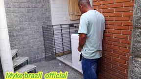 ines ventura vai na lavanderia e o caseiro fica espionando ela. ai ela vai para a cozinha e ele vai atras ele ficou com muito tesao pela a dona da casa mais ela acaba dando oara ele