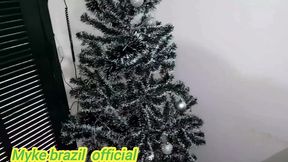 ines ventura vai na lavanderia e o caseiro fica espionando ela. ai ela vai para a cozinha e ele vai atras ele ficou com muito tesao pela a dona da casa mais ela acaba dando oara ele