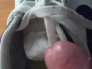 Grosse éjac sur mes Nike !