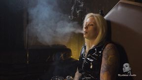 Smoker in the throne 4K MP4