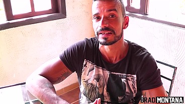 Garçonete caiu na aposta e fodeu gostoso em cima da mesa de sinuca
