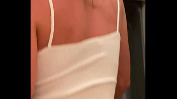 Je suce et me fais baiser la chatte dans les toilettes de l'_avion