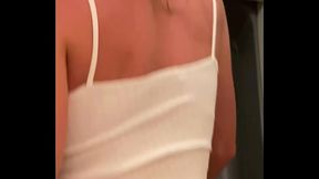 Je suce et me fais baiser la chatte dans les toilettes de l'_avion