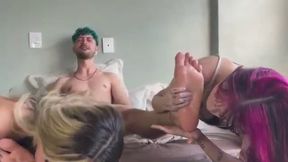 Duas novinhas chupando os pés do seu amigo