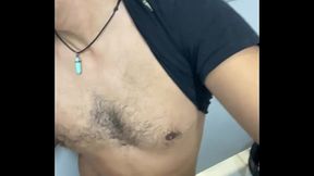 UMA PUTARIA GOSTOSA COM COLEGAS DE TRAMPO NO VESTIARIO.