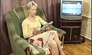 Pute blonde mature en lingerie se faisant baiser anale
