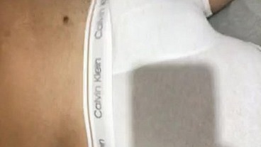HOMEM DE MÃOS GRANDE E PIROCA CABEÇUDA DE CUECA BRANCA
