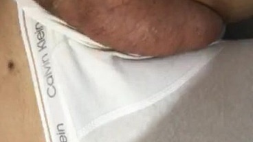 HOMEM DE MÃOS GRANDE E PIROCA CABEÇUDA DE CUECA BRANCA