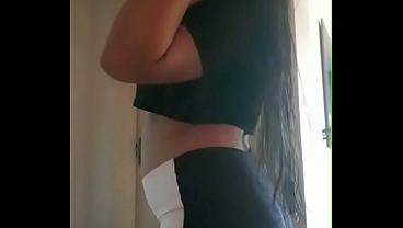 Novinha de cal&ccedil_a legging em casa