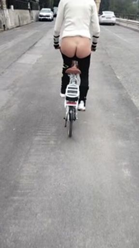 Puttana in bici si fa beccare dai vicini di casa