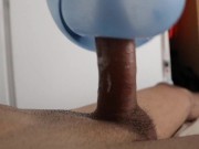 Intento desesperadamente no despertar a alguien en la casa con un puto coño improvisado