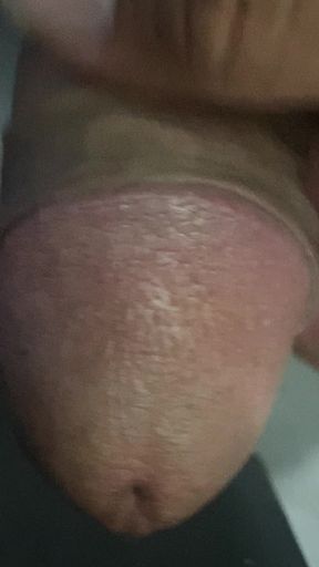 In the bathroom, there was a cock that was getting an erection, only knowing how to endure it, not having to do it
