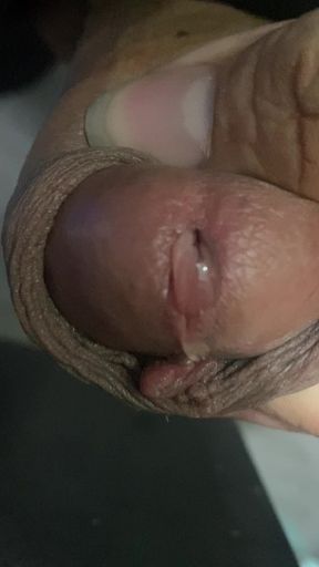 In the bathroom, there was a cock that was getting an erection, only knowing how to endure it, not having to do it