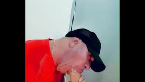Mamando hasta la garganta un dildo enorme