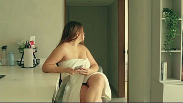 mi hermanastro me mira en el ba&ntilde_o y se empieza a masturbar mientras nadie esta en casa