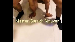 Master Garrick cho dog chui qua h&aacute_ng v&agrave_ đội sịp
