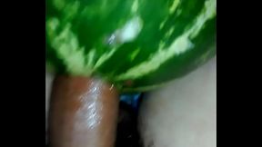 MASTURBANDOME CON UNA SANDIA