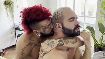 Meti sem capa no tatuador