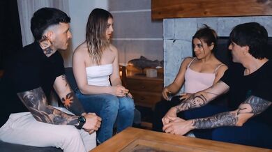 Amantes cenan y se transforman en una orgia de creampie y cuarteto