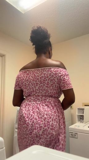 EBONY MATURE COUGAR SHAKES HER ASS DOING LAUNDRY!!!