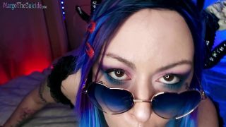 Een succubus-cosplayer neemt een dildo diep in haar keel en brengt zichzelf tot een orgasme.