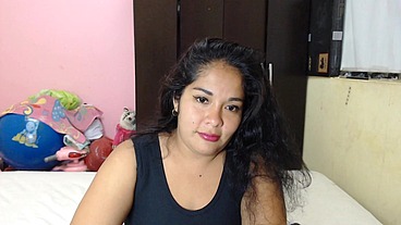 Sexy influencer y webcamer latina posa para todos sus seguidores completamente desnuda