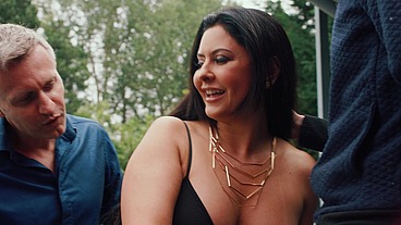 Outdoor DP for Brazilian big boobed Milf Mariska