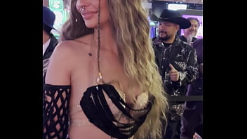 #AVN2025 who is this beauty with split tongue?)