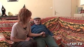 Petite rousse francaise sodomisee pendant qu elle suce papy voyeur