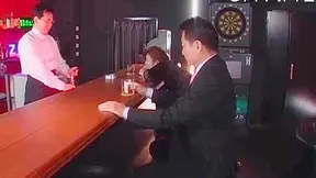 Madura Caliente se Enfunda al Macho en el Bar y Disfruta