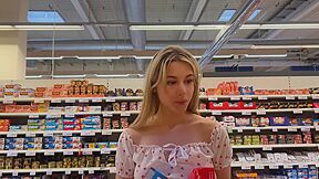 Cassandra Sort Les Seins A Lair A La Maison Et Dans La Rue