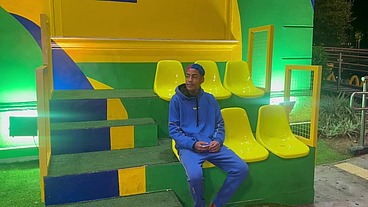 Novinho chamou sua fã para o apartamento e antes de chegar ela não aguentou de tesão foi na escada no deck e depois no elevador a novinha gostosa