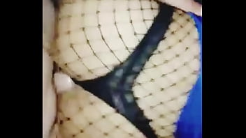 Travesti puta culona follada en 4 con medias de red y la tanga puesta