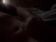 Empiezo en la cama en silencio y termino en el baño para que nadie se entere