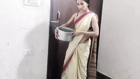 Naukrani ko kichen me hi chuchi daba daba kar chod diya