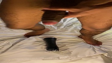 jovem de 18 anos mostrando o pauzao preto