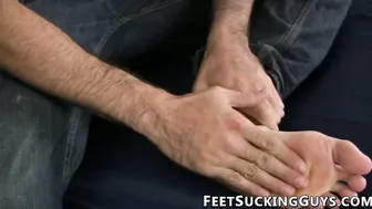 Twink Geo Reigns jerks his big cock and shows bare feet