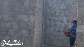 Brincadeira na praia acaba em sexo gostoso sem camisinha em local p&uacute_blico