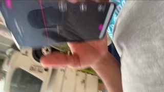 Vän bestämmer sig för att gå ut med sin frodiga på gatan och titta på hennes reaktion