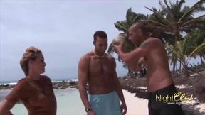 Jonge amateur strand babes likken elkaars kutjes
