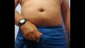 Pajita ma&ntilde_anera en el ba&ntilde_o, mirando porno