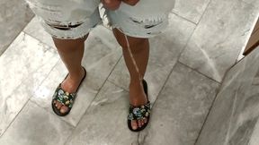 Piss on Own Feet - Cleaning Feet with Piss